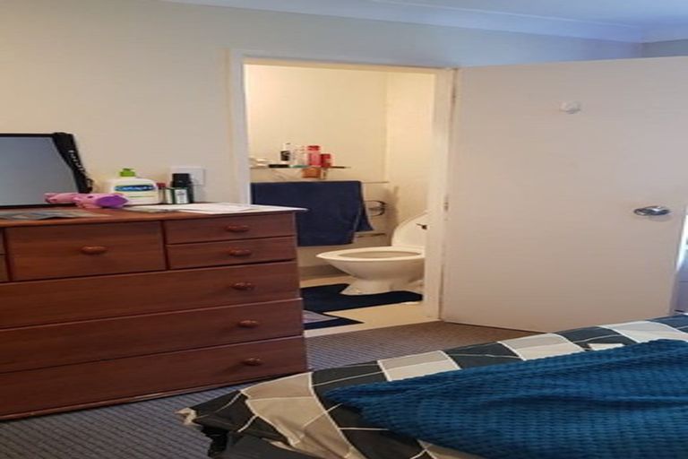 Photo of property in 77 Lake Road, Northcote, Auckland, 0627