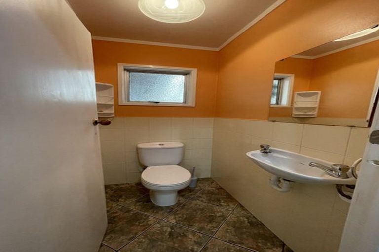 Photo of property in 37 Takapu Street, Henderson, Auckland, 0612