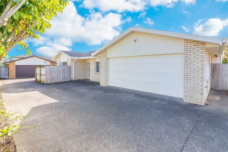 Photo of property in 24 Newry Close, East Tamaki Heights, Auckland, 2016