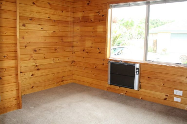 Photo of property in 2/24 Bernie Edwards Place, Botany Downs, Auckland, 2010