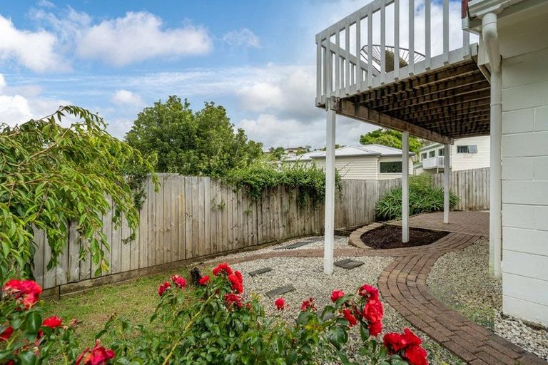 Photo of property in 38 Deverell Place, Northcross, Auckland, 0632