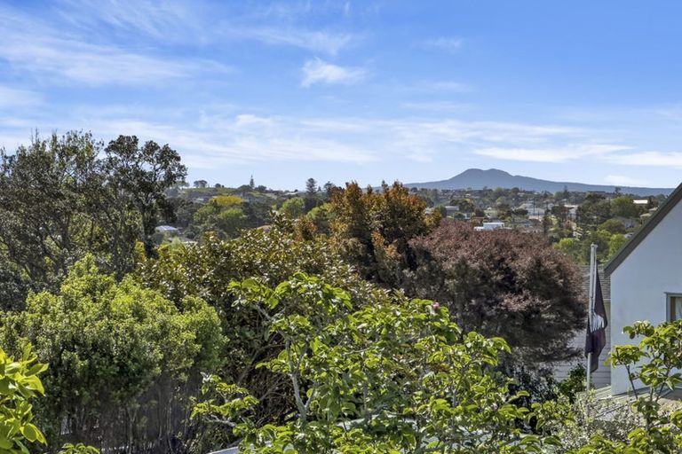 Photo of property in 2/130 Sandspit Road, Shelly Park, Auckland, 2014