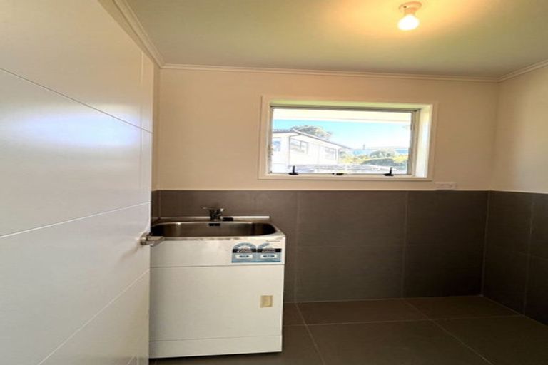 Photo of property in 15 Glenroy Place, Green Bay, Auckland, 0604