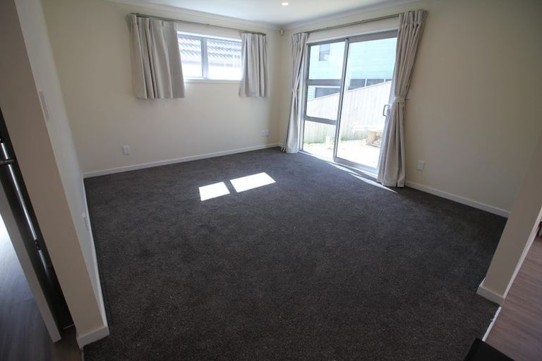 Photo of property in 13 Warrington Grove, Newlands, Wellington, 6037