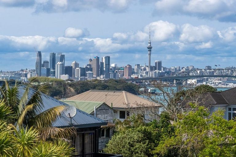 Photo of property in 35a Seaview Avenue, Northcote, Auckland, 0627