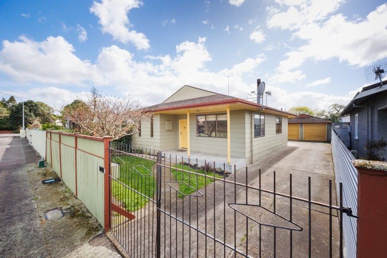 Photo of property in 9 Shamrock Street, Takaro, Palmerston North, 4412