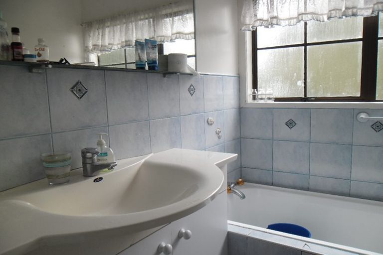 Photo of property in 19 Hiwihau Place, Glenfield, Auckland, 0629