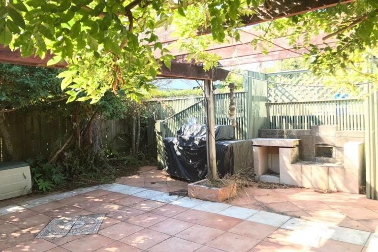 Photo of property in 30 William Souter Street, Forrest Hill, Auckland, 0620