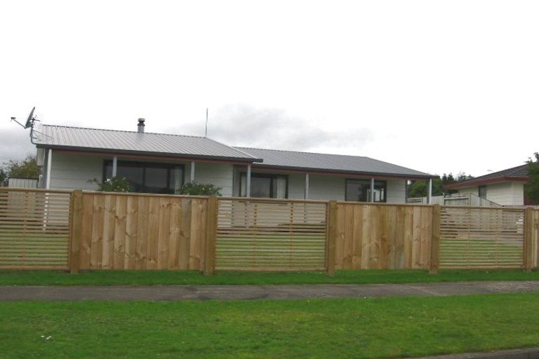 Photo of property in 98 Hillcrest Drive, Kelvin Grove, Palmerston North, 4414