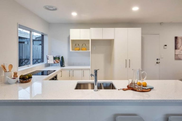 Photo of property in 2/5 Barbados Drive, Unsworth Heights, Auckland, 0632