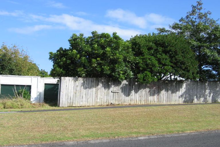 Photo of property in 20 Golf Road, New Lynn, Auckland, 0600