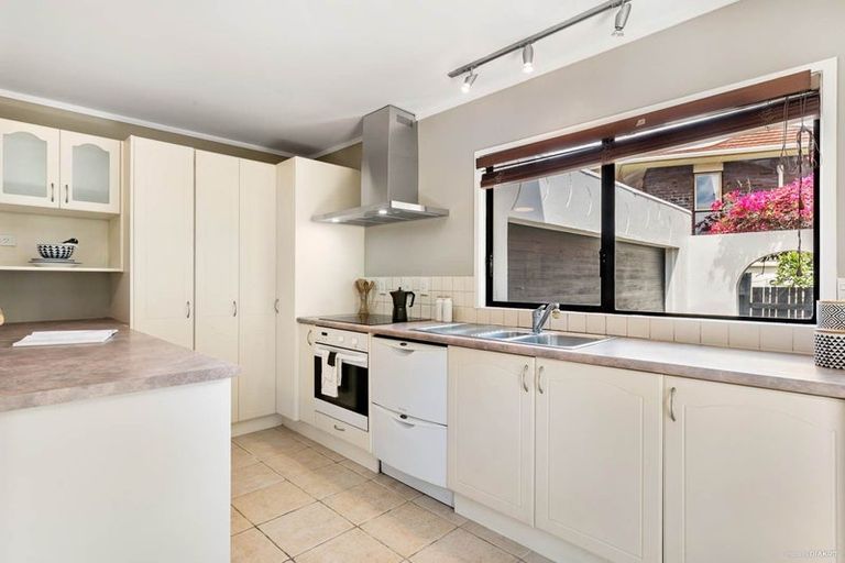 Photo of property in 5 Longwood Place, Forrest Hill, Auckland, 0620