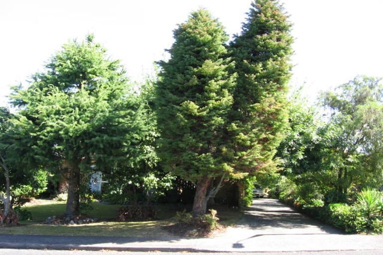 Photo of property in 42 Cockayne Crescent, Sunnynook, Auckland, 0620