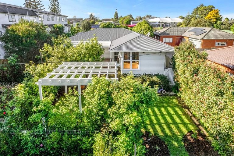 Photo of property in 15 Kingdale Road, Henderson, Auckland, 0610