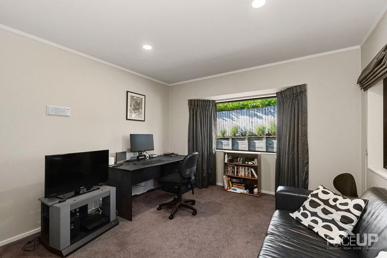 Photo of property in 18 Rosetti Rise, West Harbour, Auckland, 0618