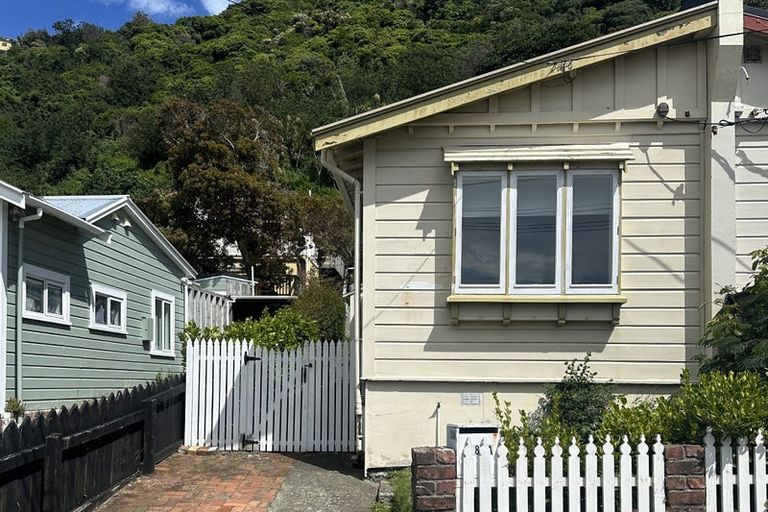 Photo of property in 180 Sutherland Road, Lyall Bay, Wellington, 6022
