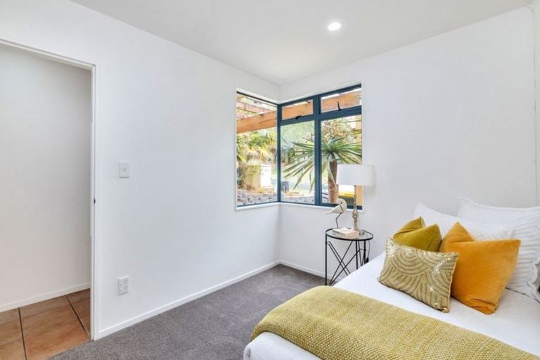 Photo of property in 2/12 Pannill Place, Oteha, Auckland, 0632