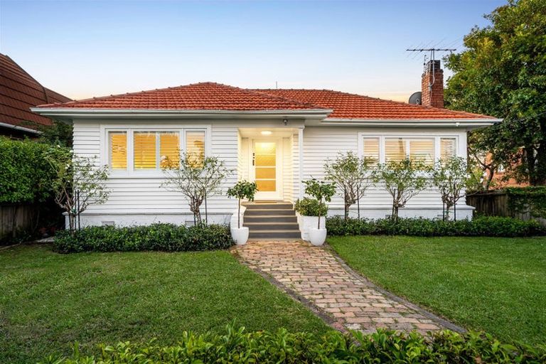 Photo of property in 1/121 Ocean View Road, Hillcrest, Auckland, 0627