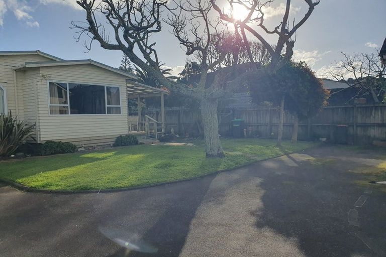 Photo of property in 2/8 The Esplanade, Eastern Beach, Auckland, 2012