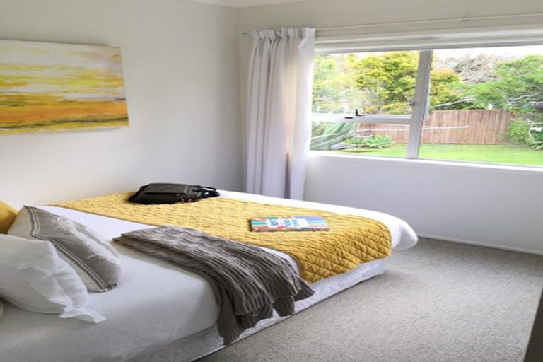 Photo of property in 8 Cottam Grove, Northcross, Auckland, 0632