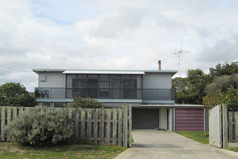 Photo of property in 10 Manga-pirau Street, Waikawa Beach, Manakau, 5573