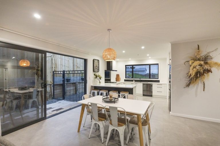 Photo of property in 49 Vaucluse Heights, Fitzherbert, Palmerston North, 4410