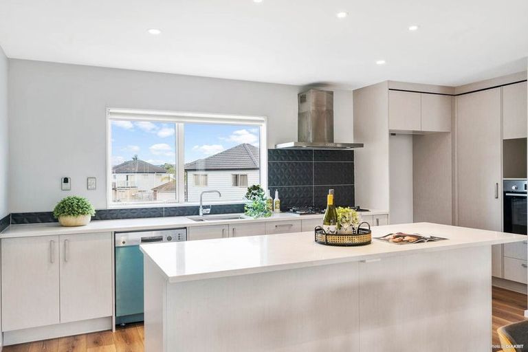 Photo of property in 87 Bordeaux Parade, Te Atatu South, Auckland, 0610