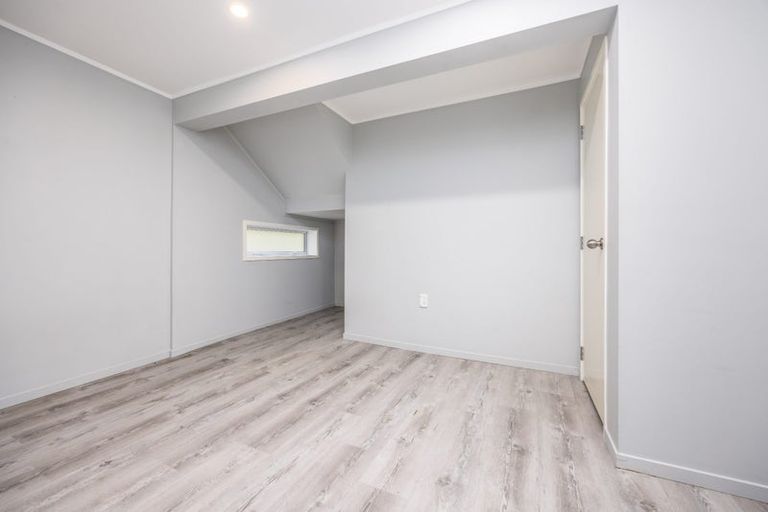 Photo of property in 38 Staincross Street, Green Bay, Auckland, 0604