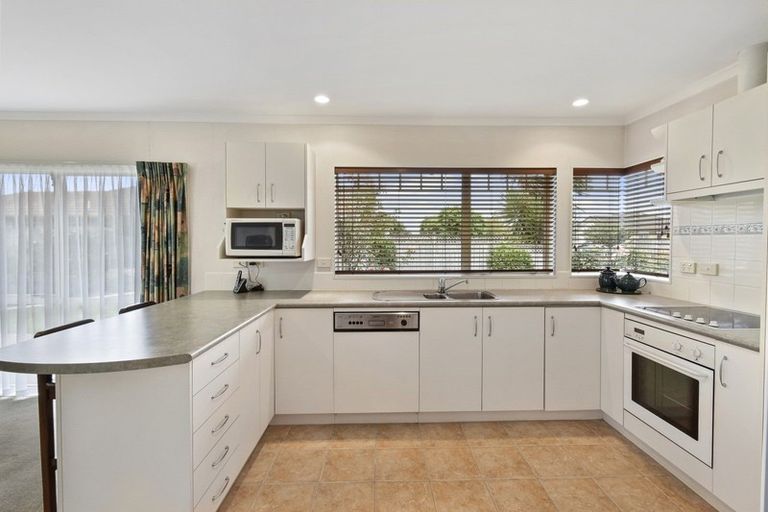 Photo of property in 13 Montilla Place, Manurewa, Auckland, 2102