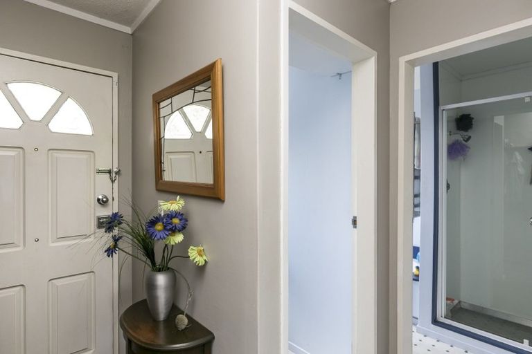 Photo of property in 23b Kingsbridge Place, Newlands, Wellington, 6037