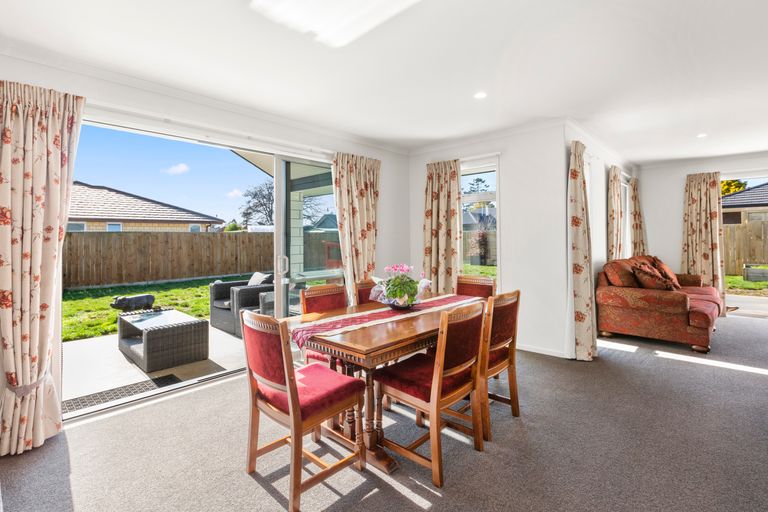 Photo of property in 4 Plescher Crescent, Leamington, Cambridge, 3432