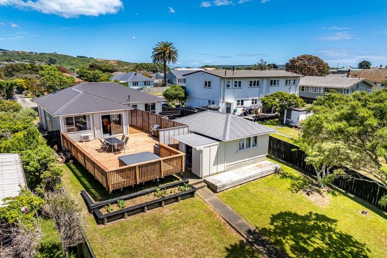 Photo of property in 25 Kapiti Crescent, Titahi Bay, Porirua, 5022