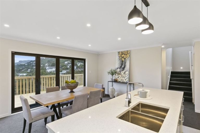 Photo of property in 6 Pihipihi Way, Crofton Downs, Wellington, 6035