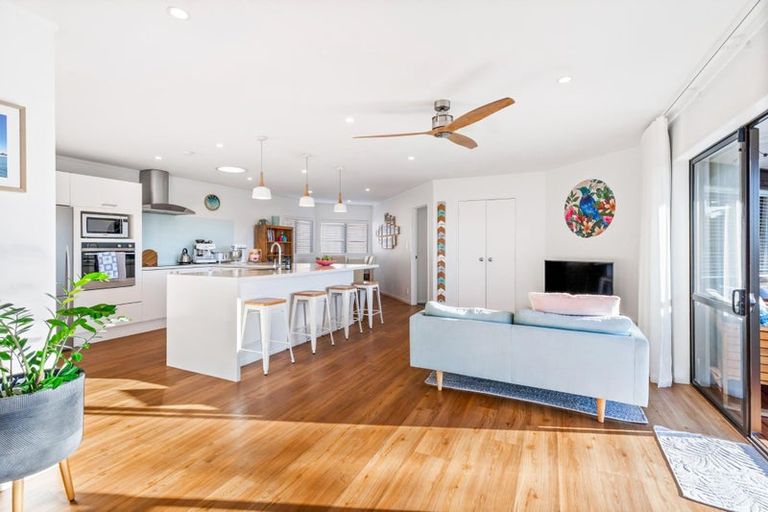 Photo of property in 22 Matisse Drive, West Harbour, Auckland, 0618