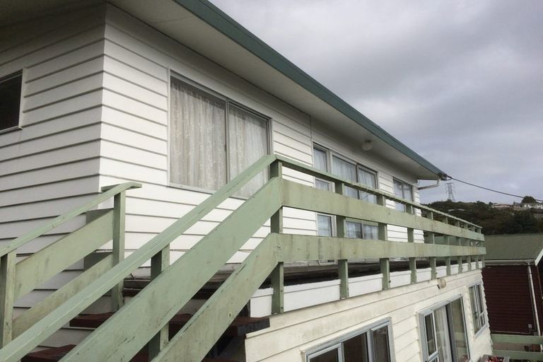 Photo of property in 8a Longcroft Terrace, Newlands, Wellington, 6037