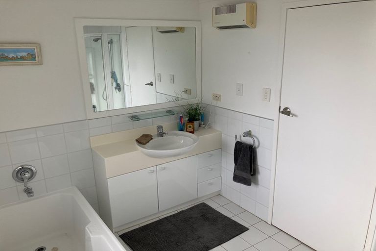 Photo of property in 2/276 Hurstmere Road, Takapuna, Auckland, 0622