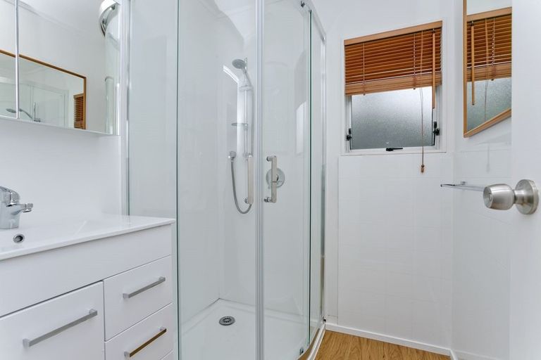 Photo of property in 1/1a Radiata Lane, Chatswood, Auckland, 0626