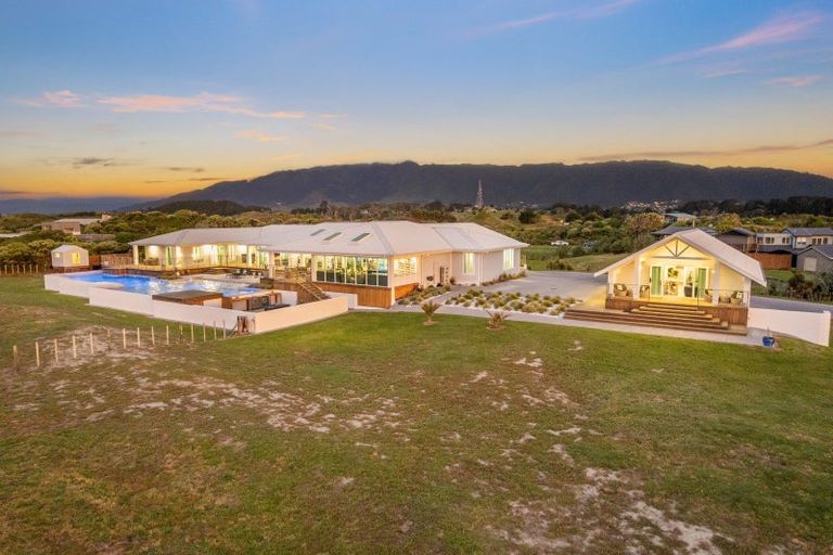 Photo of property in 87 Rutherford Drive, Waikanae Beach, Waikanae, 5036
