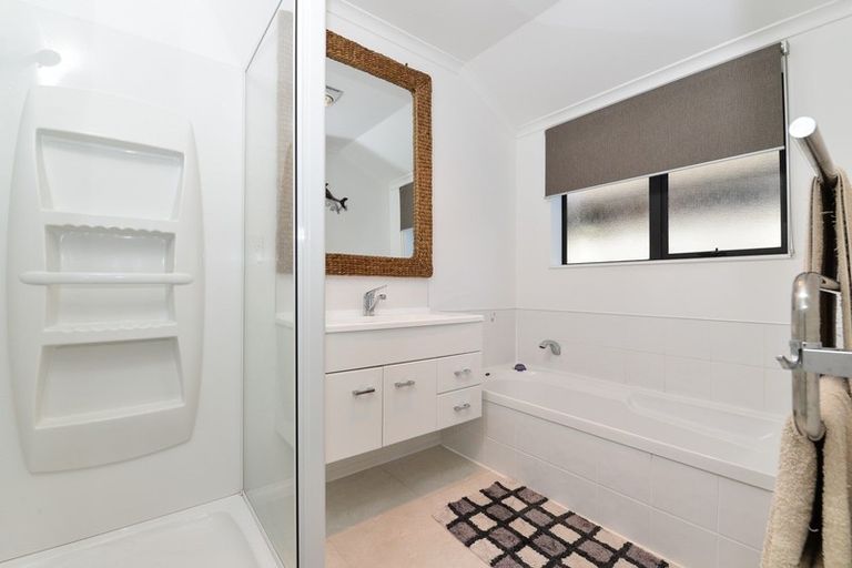 Photo of property in 56 Farnborough Drive, Grandview Heights, Hamilton, 3200