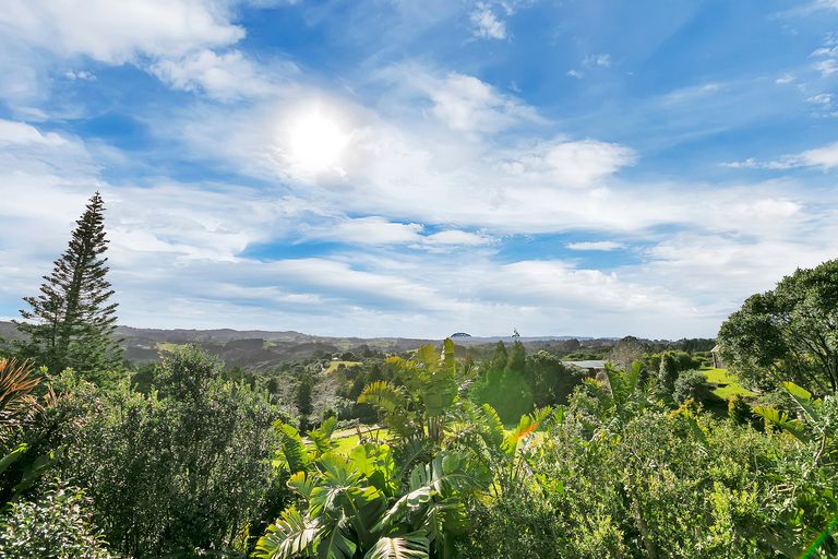 Photo of property in 1069 Scenic Drive North, Swanson, Auckland, 0816