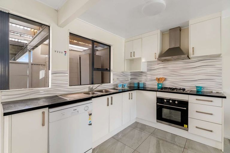 Photo of property in 2/11 Overton Road, Papatoetoe, Auckland, 2025