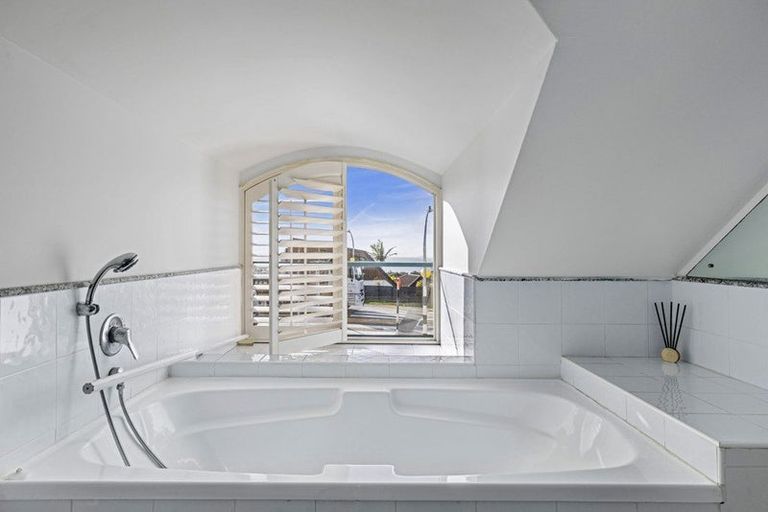 Photo of property in 1/208 East Coast Road, Forrest Hill, Auckland, 0620