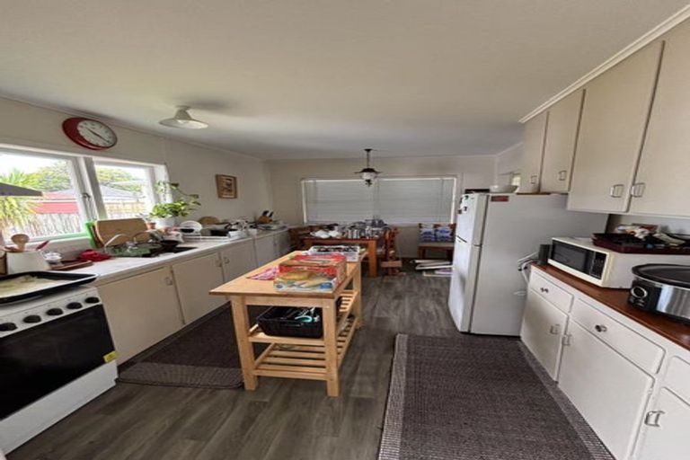 Photo of property in 6 Hereford Street, Te Atatu Peninsula, Auckland, 0610