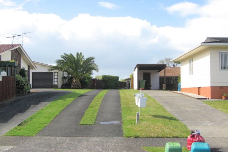 Photo of property in 2/6 Challen Close, Conifer Grove, Takanini, 2112
