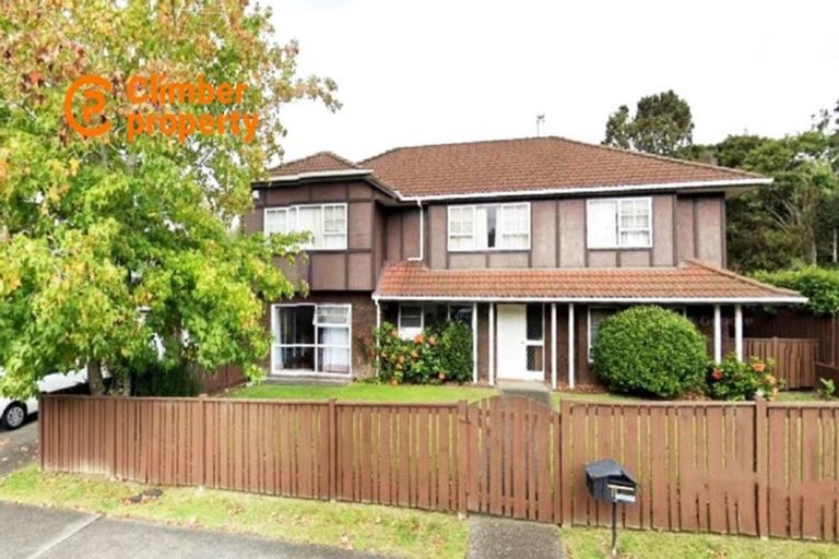 Photo of property in 11 Ravenstone Place, Chatswood, Auckland, 0626
