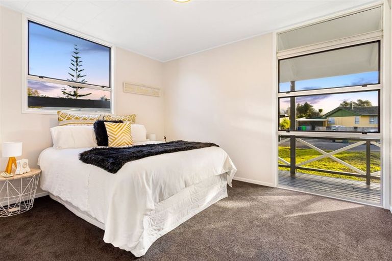 Photo of property in 7 Serwayne Place, Sunnyvale, Auckland, 0612