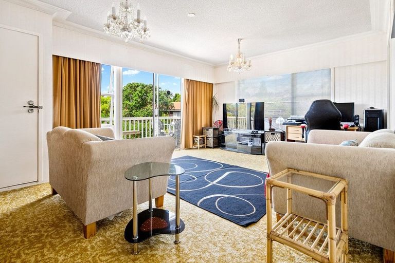 Photo of property in 102 Godley Road, Green Bay, Auckland, 0604