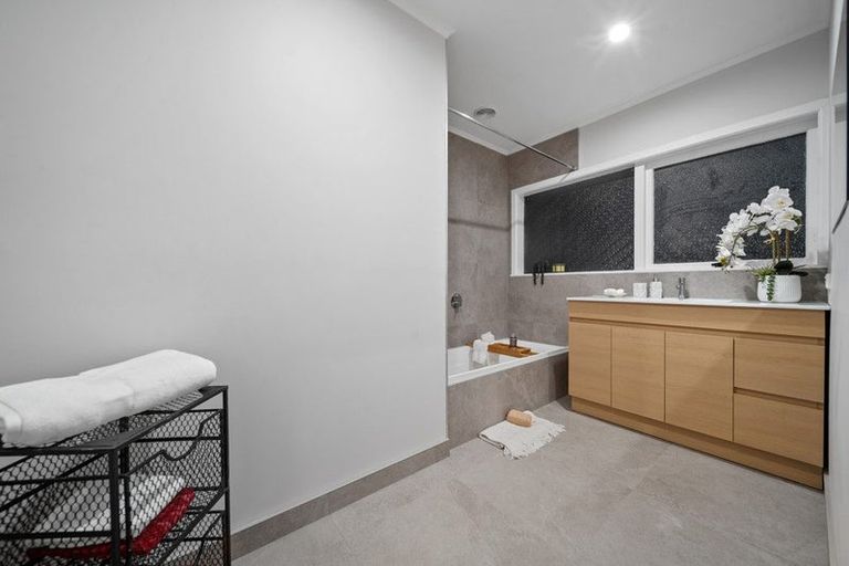 Photo of property in 6 Youngs Road, Papakura, 2110