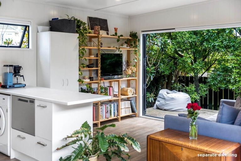 Photo of property in 16 Rossgrove Terrace, Mount Albert, Auckland, 1025