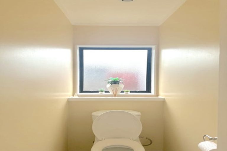 Photo of property in 15 Gardone Terrace, Conifer Grove, Takanini, 2112